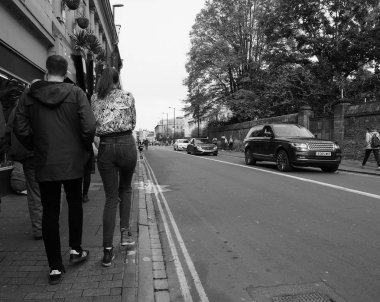 Cambridge, İngiltere - Ekim 2018 yaklaşık: İnsanlar siyah beyaz şehir merkezinde