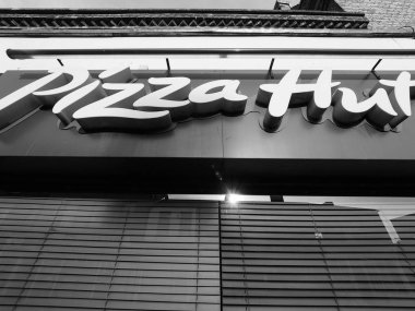 Cambridge, İngiltere - Ekim 2018 yaklaşık: Pizza Hut Mağazası siyah beyaz