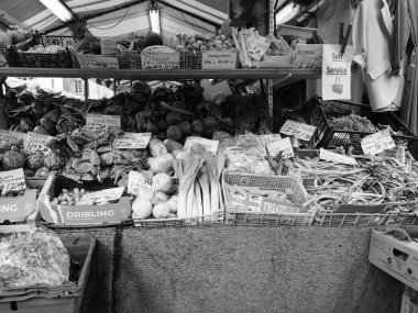 Cambridge, İngiltere - Ekim 2018 yaklaşık: İnsanlar siyah beyaz şehir merkezinde