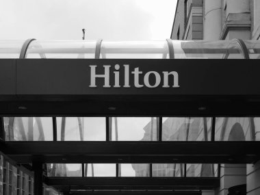 Cambridge, İngiltere - Ekim 2018 yaklaşık: Hilton Hotel Mağazası siyah beyaz