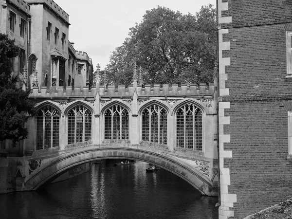 ケンブリッジ イギリス 2018年 月年頃 黒と白のセント ジョンズ大学でケム川にため息の橋 — ストック写真