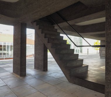 Cambridge, İngiltere - Ekim 2018 yaklaşık: Modern Beton merdiven Cambridge Üniversitesi Fakülte Binası (Modern Diller, İngilizce ve ahlaki Bilimler) yükseltilmiş