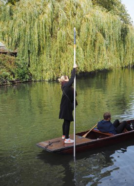 Cambridge, İngiltere - Ekim 2018 yaklaşık: Cam Nehri üzerinde topa vurma