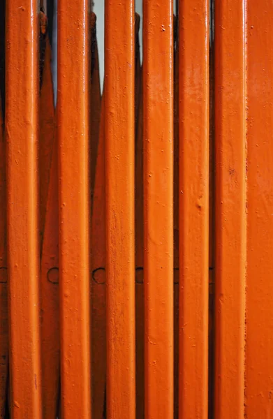 用橙色涂漆的旧钢制金属百叶窗 — 图库照片