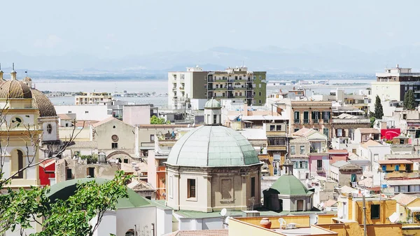 マリーナに向かっているイタリア カリアリの街の空撮 — ストック写真