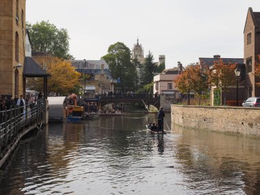 Cambridge, İngiltere - Ekim 2018 yaklaşık: Cam Nehri üzerinde topa vurma