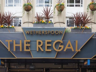 Cambridge, İngiltere - Ekim 2018 yaklaşık: Wetherspoon Regal pub Mağazası