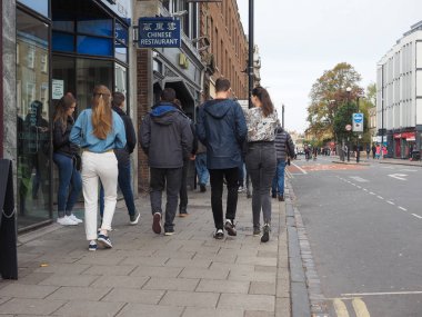 CAMBRIDGE, İngiltere - CIRCA ECTOBER 2018: Şehir merkezinde insanlar
