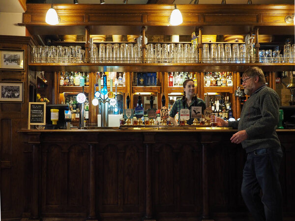 КЕМБРИДЖ, Великобритания - CIRCA OCTOBER 2018: The Eagle Pub, где было объявлено об открытии ДНК в 1953 году учеными Кавендишской лаборатории
