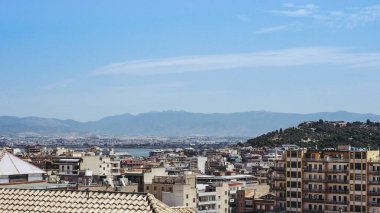 Cagliari, İtalya marina doğru seyir şehrin havadan görünümü