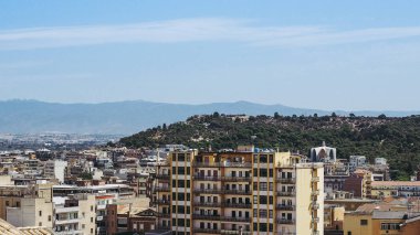 Cagliari, İtalya marina doğru seyir şehrin havadan görünümü