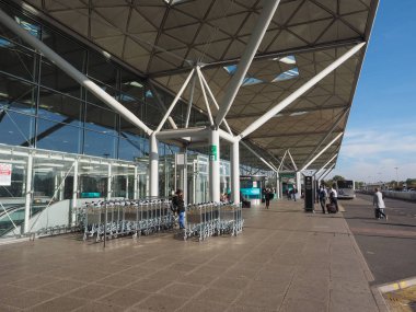 Stansted, İngiltere - Ekim 2018 yaklaşık: Londra Stansted Havaalanı Tasarım Mimar Lord Norman Foster tarafından