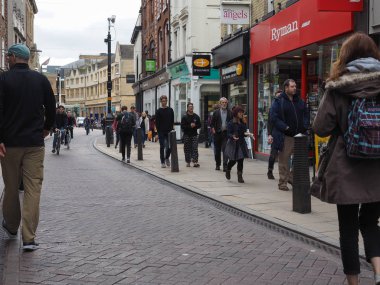 CAMBRIDGE, İngiltere - CIRCA ECTOBER 2018: Şehir merkezinde insanlar