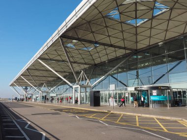 Stansted, İngiltere - Ekim 2018 yaklaşık: Londra Stansted Havaalanı Tasarım Mimar Lord Norman Foster tarafından