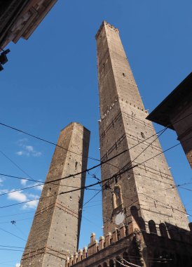 Torre Garisenda ve Torre Degli Asinelli eğik kuleler, diğer adıyla Due Torri (Anlamı İki Kuleler) Bologna, İtalya 'da