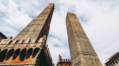 Torre Garisenda ve Torre Degli Asinelli eğik kuleler, diğer adıyla Due Torri (Anlamı İki Kuleler) Bologna, İtalya 'da