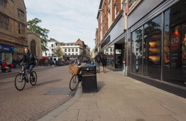 CAMBRIDGE, İngiltere - CIRCA ECTOBER 2018: Şehir merkezinde insanlar