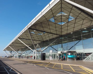 Stansted, İngiltere - Ekim 2018 yaklaşık: Londra Stansted Havaalanı Tasarım Mimar Lord Norman Foster tarafından