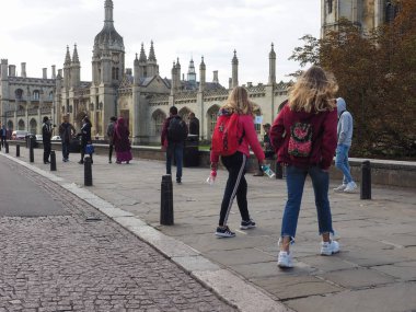 CAMBRIDGE, İngiltere - CIRCA ECTOBER 2018: Şehir merkezinde insanlar