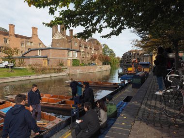 Cambridge, İngiltere - Ekim 2018 yaklaşık: Cam Nehri üzerinde topa vurma