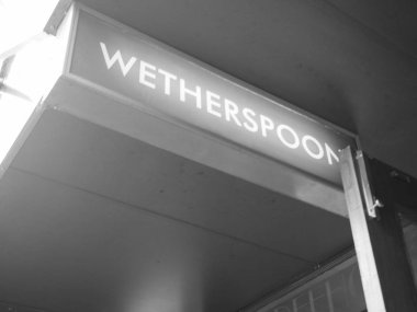 Cambridge, İngiltere - Ekim 2018 yaklaşık: Wetherspoon Bar Mağazası siyah beyaz