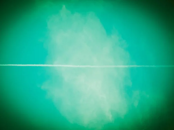 Céu Azul Com Trilha Plana Nuvens Brancas Úteis Como Fundo — Fotografia de Stock