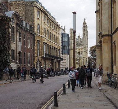 CAMBRIDGE, İngiltere - CIRCA ECTOBER 2018: Şehir merkezinde insanlar