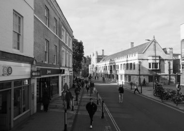 Cambridge, İngiltere - Ekim 2018 yaklaşık: İnsanlar siyah beyaz şehir merkezinde