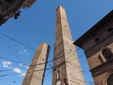 Torre Garisenda ve Torre Degli Asinelli eğik kuleler, diğer adıyla Due Torri (Anlamı İki Kuleler) Bologna, İtalya 'da