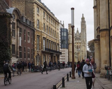 CAMBRIDGE, İngiltere - CIRCA ECTOBER 2018: Şehir merkezinde insanlar