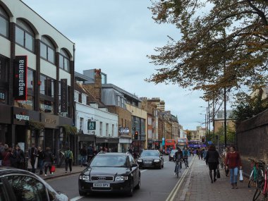 CAMBRIDGE, İngiltere - CIRCA ECTOBER 2018: Şehir merkezinde insanlar