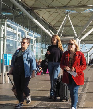 Stansted, İngiltere - Ekim 2018 yaklaşık: Londra Stansted Havaalanı Tasarım Mimar Lord Norman Foster tarafından