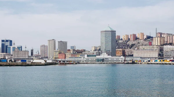 Deniz manzaralı Ceneviz şehri.