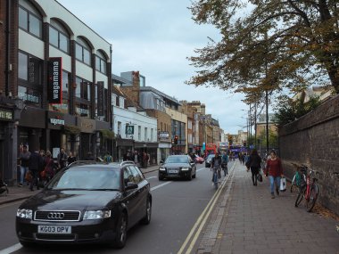 CAMBRIDGE, İngiltere - CIRCA ECTOBER 2018: Şehir merkezinde insanlar