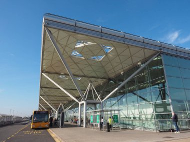 Stansted, İngiltere - Ekim 2018 yaklaşık: Londra Stansted Havaalanı Tasarım Mimar Lord Norman Foster tarafından
