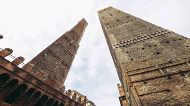 Torre Garisenda ve Torre Degli Asinelli eğik kuleler, diğer adıyla Due Torri (Anlamı İki Kuleler) Bologna, İtalya 'da