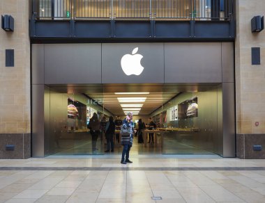 Cambridge, İngiltere - Ekim 2018 yaklaşık: Apple store Grand Arcade alışveriş merkezi