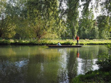Cambridge, İngiltere - Ekim 2018 yaklaşık: Cam Nehri üzerinde topa vurma