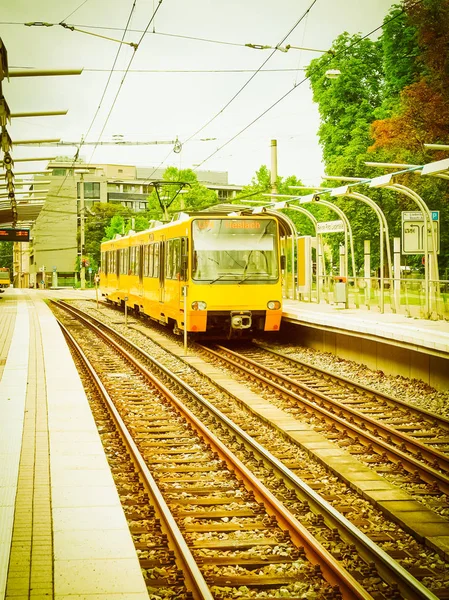 地下鉄地下鉄チューブ鉄道シュトゥットガルト ヴィンテージでレトロな駅 — ストック写真