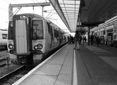 Cambridge, İngiltere - Ekim 2018 yaklaşık: Cambridge Tren İstasyonu platformu siyah ve beyaz, tren