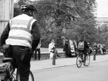 Cambridge, İngiltere - Ekim 2018 yaklaşık: sivil kolluk kuvvetlerinin iş siyah beyaz