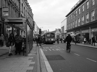 Cambridge, İngiltere - Ekim 2018 yaklaşık: İnsanlar siyah beyaz şehir merkezinde