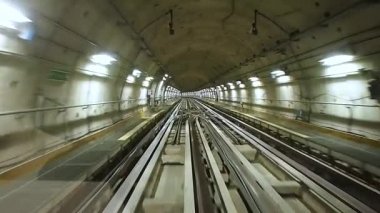 Metro'ya ve parlak neon ışıkları ile tren hareket etmesini görülen parça perspektif görünümü