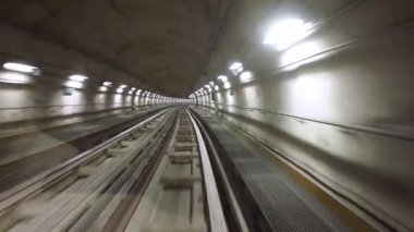 Metro'ya ve parlak neon ışıkları ile tren hareket etmesini görülen parça perspektif görünümü