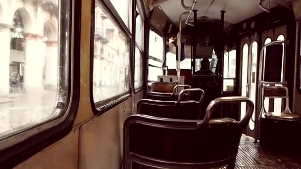 Lege Wankel Vintage Tram Verplaatsen Een Regenachtige Dag — Stockvideo