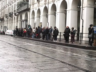 Torino, İtalya - Kasım 2018 yaklaşık: İnsanlar otobüs durağında Via Po