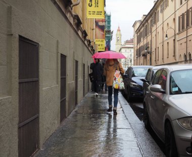 Turin, İtalya - yaklaşık Kasım 2018: Yağmurlu bir gün şehir merkezinde insanlarda