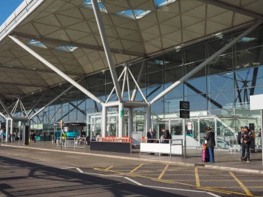 Stansted, İngiltere - Ekim 2018 yaklaşık: Londra Stansted Havaalanı Tasarım Mimar Lord Norman Foster tarafından