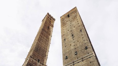 Torre Garisenda ve Torre Degli Asinelli eğik kuleler, diğer adıyla Due Torri (Anlamı İki Kuleler) Bologna, İtalya 'da