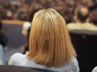 Unrecognisable kadın arkadan gördüm bir etkinliğe katılmayı